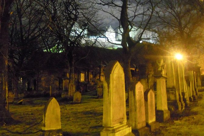 Edinburg 2Hour Nighttime Ghost Tour Spanish Tour Guide - Wander Through the Narrow and Dark Alleys