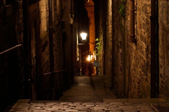 Edinburgh 2 Hour Nighttime Ghost Tour Italian Tour Guide - The Sum Up