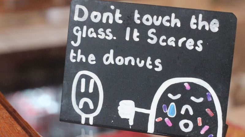Edinburgh and Royal Mile guide tour with sweet treats - Walking Victoria Street at a sweet pace
