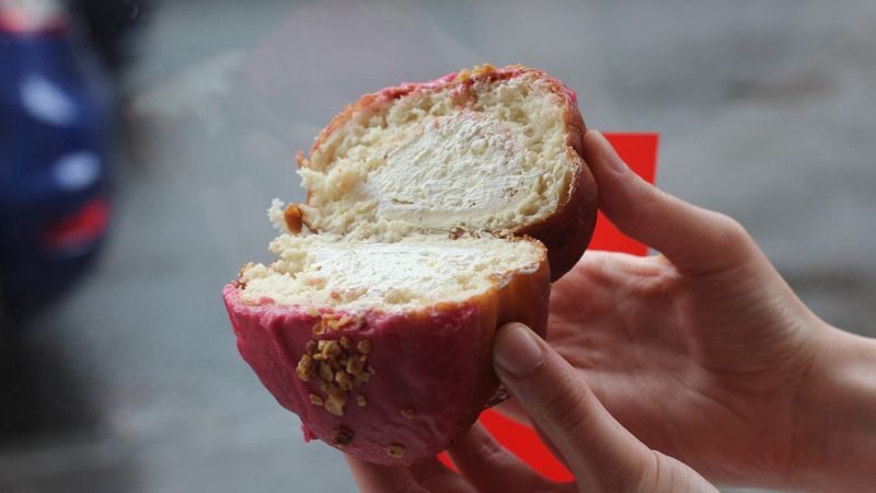 Edinburgh and Royal Mile guide tour with sweet treats - Scottish traybake, café coffee, and more doughnuts