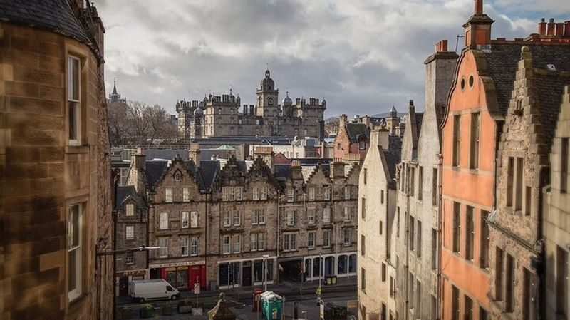Edinburgh Castle and Royal Mile walking tour - Nearby stops can make the walk easier