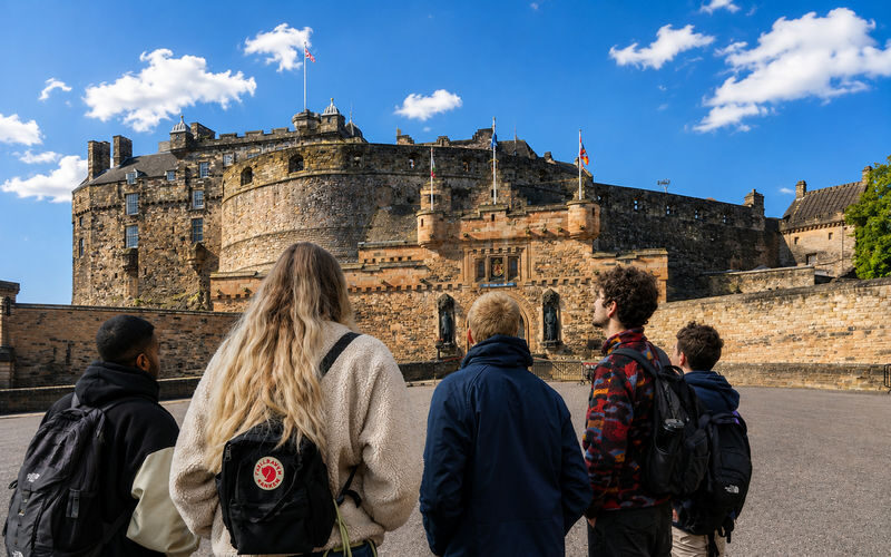 Edinburgh Castle: Express Guided Tour with Entry Ticket - From Advocates Close to the castle