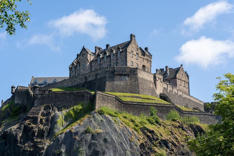 Edinburgh Castle: Express Guided Tour with Entry Ticket - Mons Meg and the scale of the fortress