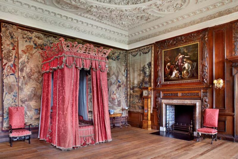 Edinburgh: Castle Guided Tour & Holyrood Palace Ticket - Discovering Edinburgh Castle: A Fortress on a Volcano