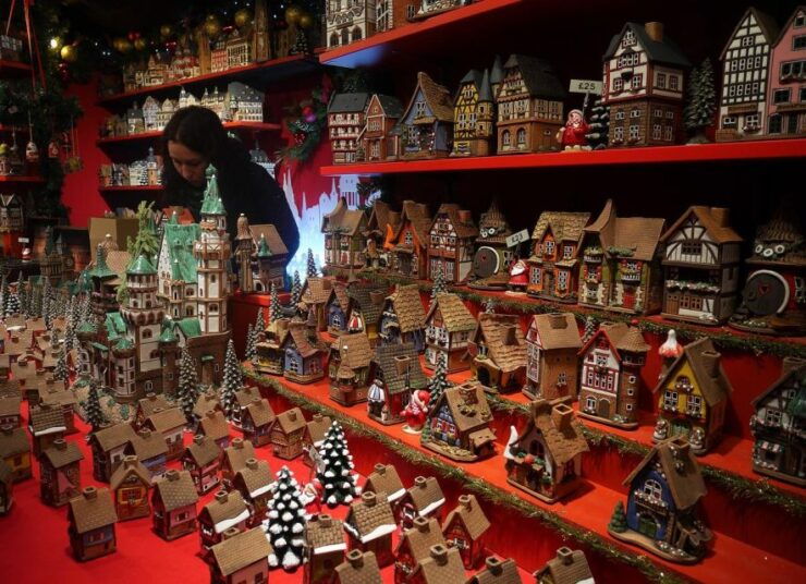 Edinburgh: Christmas Walking Tour With Gingerbread Treat - Experience Highlights