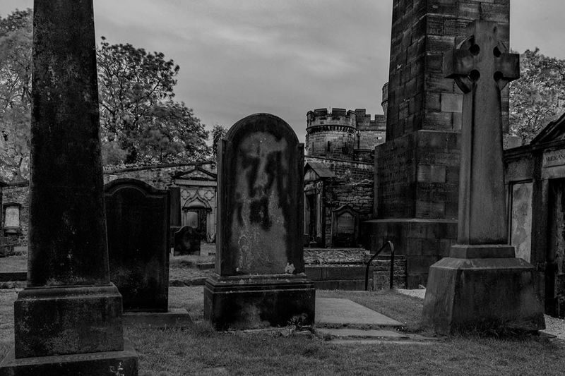 Edinburgh Dark Secrets of the Old Town Ghost Walking Tour - Grave robbers, Burke, and Hare