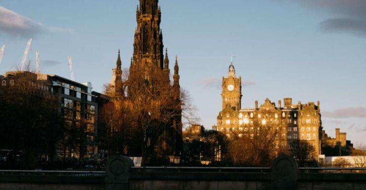 Edinburgh: First Discovery Walk and Reading Walking Tour - Experience Highlights