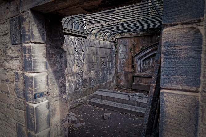 Edinburgh Ghost Tour: Uncover Haunting Tales and Dark Stories - Spooky Encounters on the Ghost Tour