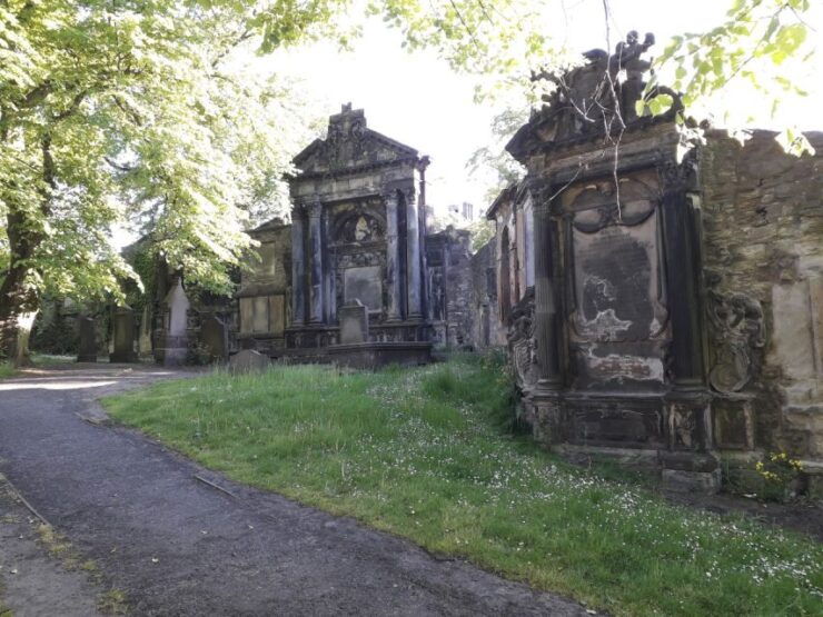 Edinburgh: Greyfriars Kirkyard Tour - Experience Highlights