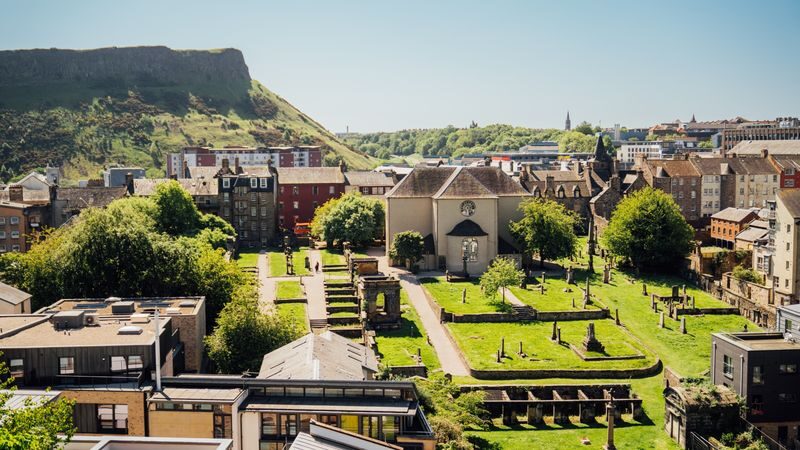 Edinburgh hop-on hop-off bus by Big Bus - Use the first loop to get your bearings