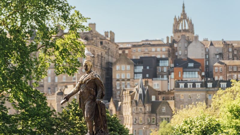 Edinburgh hop-on hop-off bus by Big Bus - Take the blue route toward New Town and Leith
