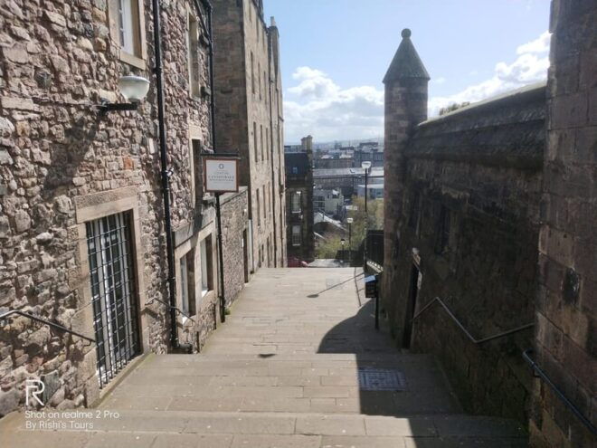 Edinburgh: Old Town Highlights Walking Tour - Tour Guide and Customer Reviews