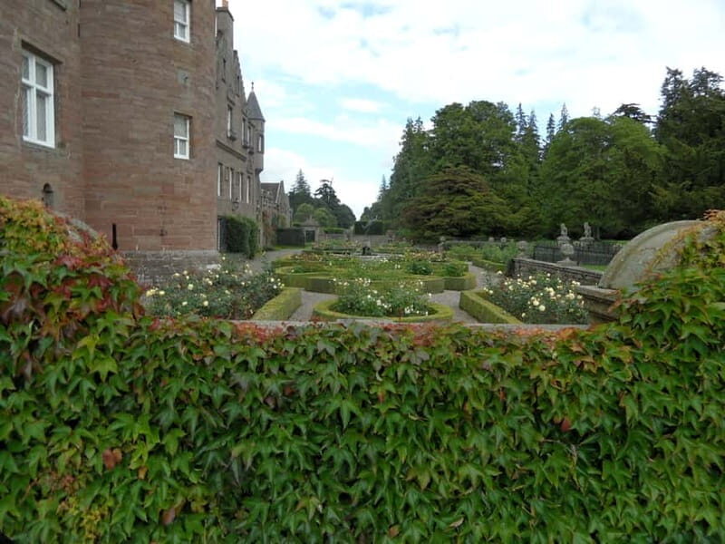 Edinburgh: Private Guided Walking Tour - Walking Through Edinburgh’s Highlights in Detail