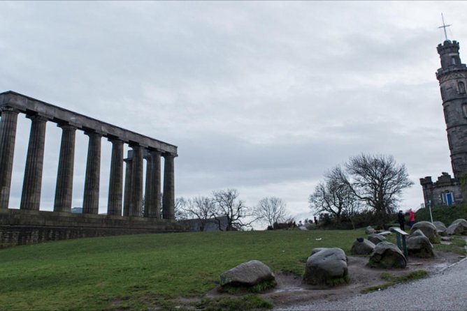 Edinburgh Private Tour Brazilian Guide - Navigating Edinburghs Charming Streets and Alleys