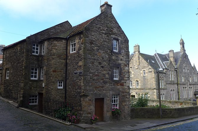 Edinburgh: Small-Group Secret City Walking Tour - Neighborhoods to Explore