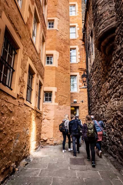 Edinburgh: Stunning Old Town Walking Tour - Exploring Edinburgh’s Historic Heart