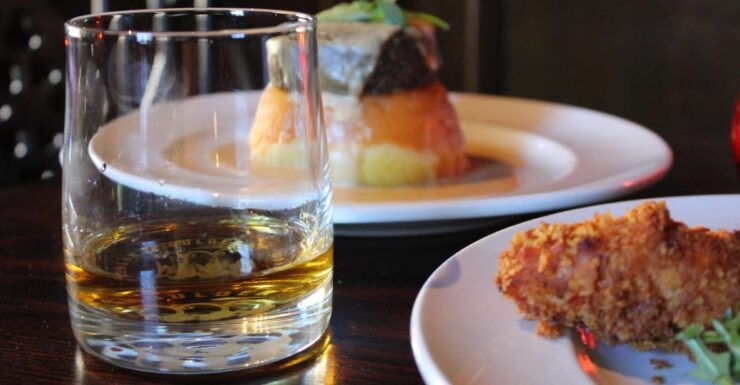 Edinburgh: Whisky Flight in One of the Oldest Pubs - Sampling Scottish Whiskies in Edinburgh