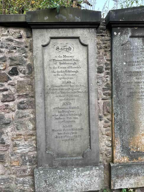 Edinburgh's Dark and Hidden History Walking Tour - Good To Know