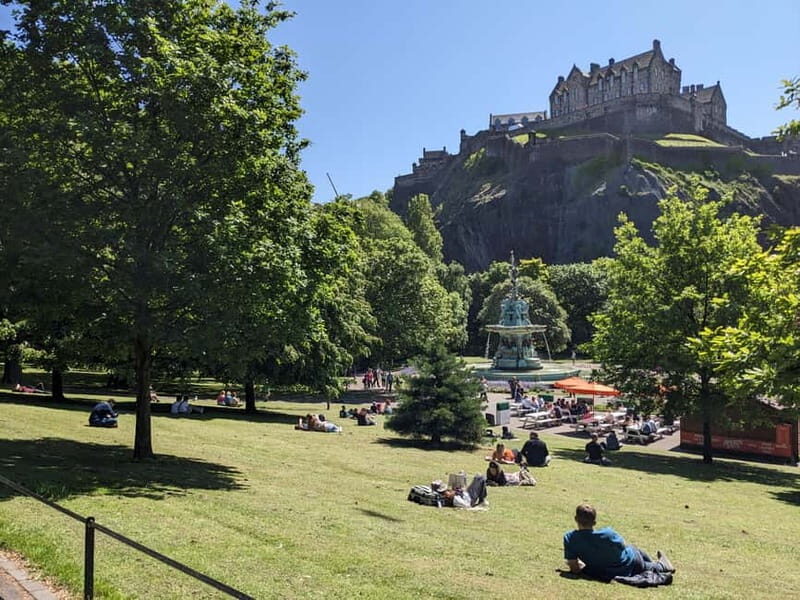 Edinburgh's must-see attractions: walking tour in French - The Starting Point: National Monument of Scotland & Calton Hill