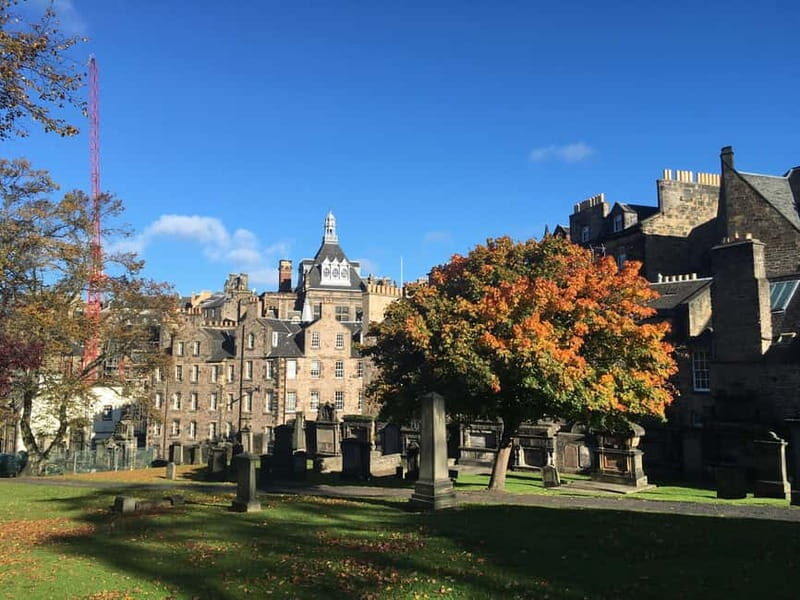 Edinburgh's must-see attractions: walking tour in French - Historic and Cultural Stops: Mercat Cross, Greyfriars Kirkyard, and Victoy Street