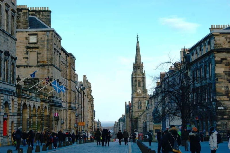 Edinburgh's must-see attractions: walking tour in French - Limitations and Considerations