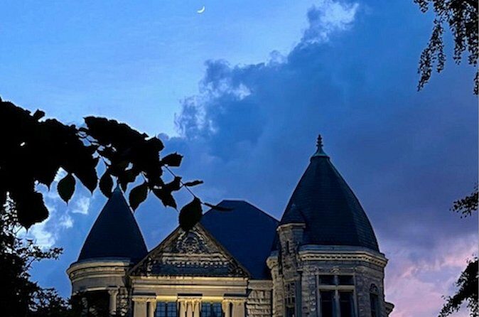 Eerie Old Louisville Photo Tour with Welcome Cocktail - FAQs