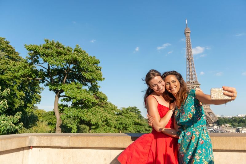 Eiffel Tower Access to 2nd Floor or Summit by Elevator - Guided tour or audio guide?