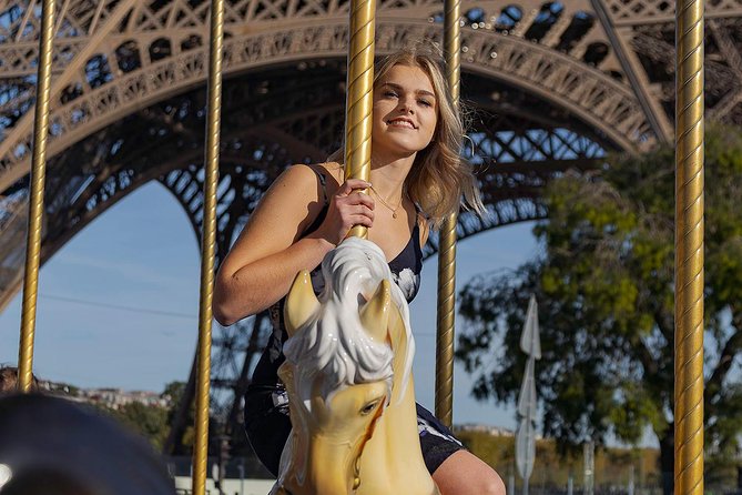 Eiffel Tower Walking Photo Tour With Pro Photographer - for Solo Travellers - Photo Delivery and Social Media Sharing