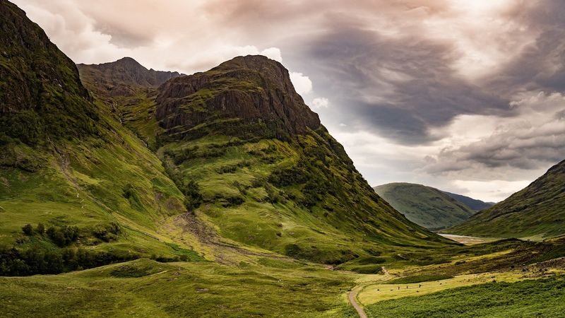 Eilean Donan Castle and Glenfinnan Viaduct 2-Day Tour - A two-day route built around the Highlands