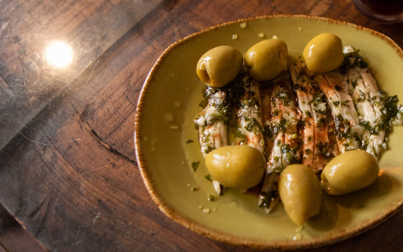 El Born & Gothic Quarter Local Food Walking Tour in Barcelona - A guide who connects food and history