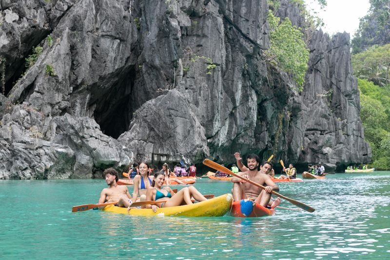 El Nido Deluxe Island Hopping Tour with Kayaking - Lunch, drinks and snorkeling gear are covered