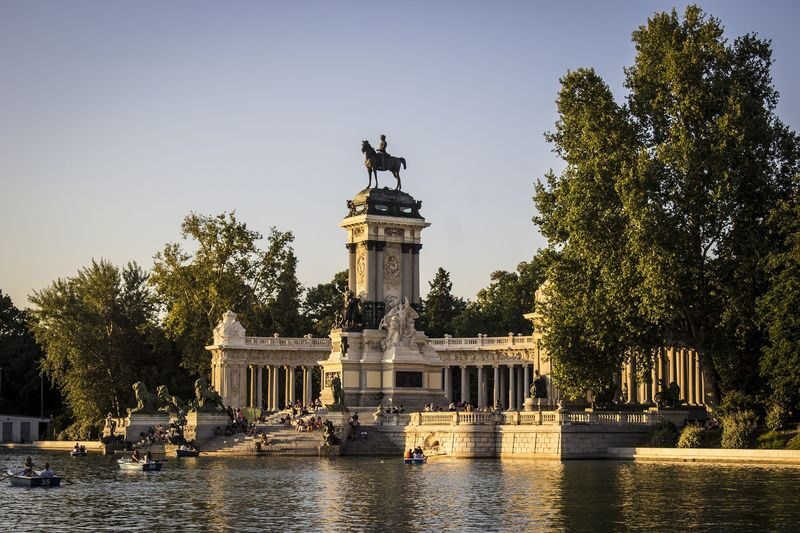 El Retiro Park Guided Walking Tour in Madrid - A short walk through Madrid’s biggest green escape