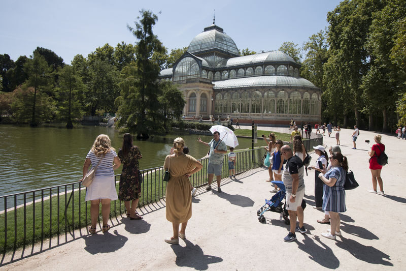 El Retiro Park Guided Walking Tour in Madrid - The lake and Alfonso XII monument set the pace