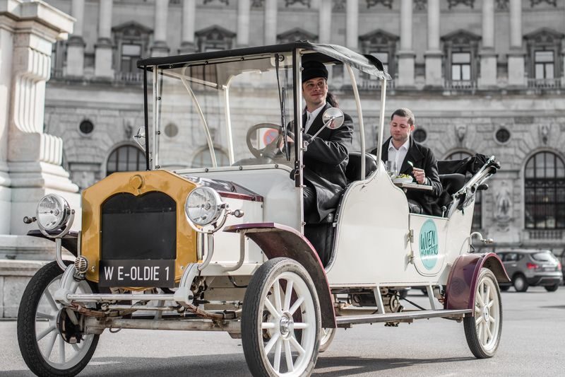 Electro Vintage Car Tour - A quiet ride through the first district