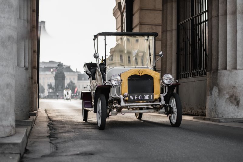 Electro Vintage Car Tour - Is sparkling wine worth the extra cost?