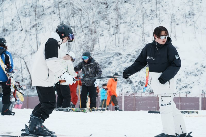Elysian Gangchon Ski & Snowboard Tour with Gugok Ice Wall Option - Five and a half hours at the resort, with a lesson first