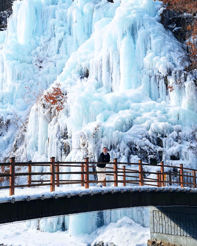 Elysian Ski Resort & Eobi Ice Valley Tour From Seoul - A short stop to sort out rentals
