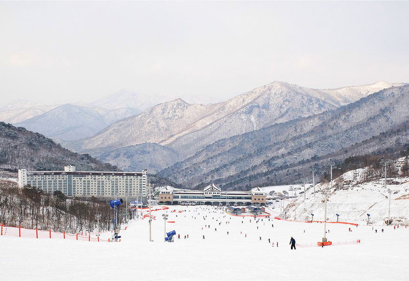 Elysian Ski Resort & Eobi Ice Valley Tour From Seoul - Eobi Ice Valley’s frozen walls