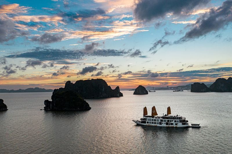 Emperor 2D1N Cruise: Ha Long Bay, Me Cung Cave, Luon Cave - What makes this cruise worth considering