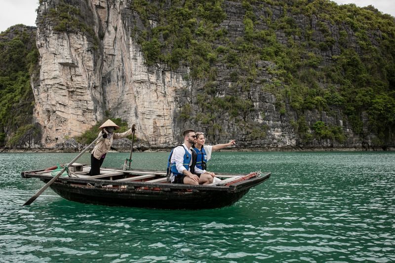 Emperor 2D1N Cruise: Ha Long Bay, Me Cung Cave, Luon Cave - Price, package choices and value