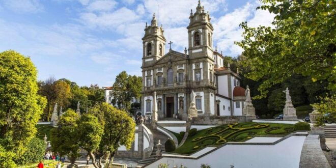 Enchanted Moments: Braga's Romantic Pathways - Background
