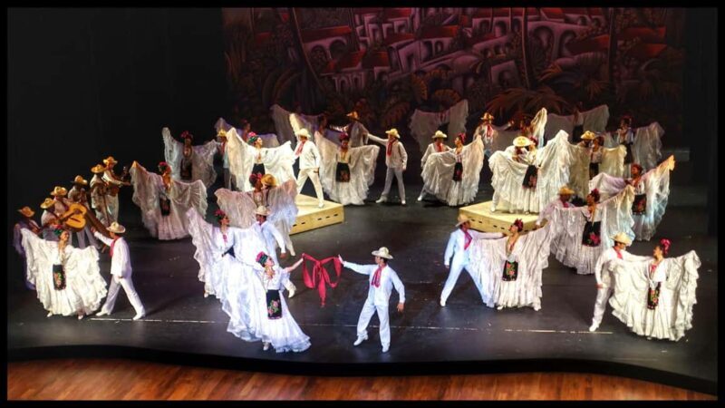 Enjoy the Folkloric Ballet at the Palacio de Bellas Artes - An In-Depth Look at the Folkloric Ballet Experience