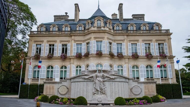 Epernay: Private Guided Tour of the Heart of Champagne - Exploring Hôtel De Ville and Its Gardens