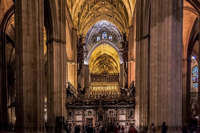 Esencial Monumental Visita Guiada En Sevilla - Dress Code and Etiquette in the Cathedral