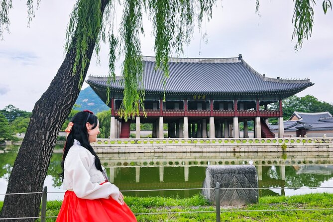 Essential Seoul Tour in the Magnificent Palace With a Hanbok - Exploring the Magnificent Palace