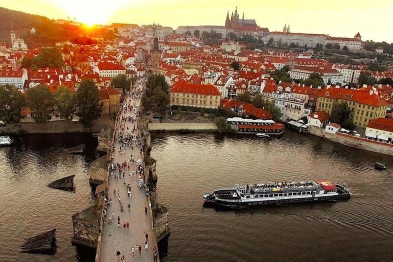 Evening Cruise with Buffet Dinner in Prague - At a glance