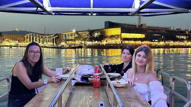 Evening Cruise with Dinner and Drinks in Barcelona - Group outing or private cruise?