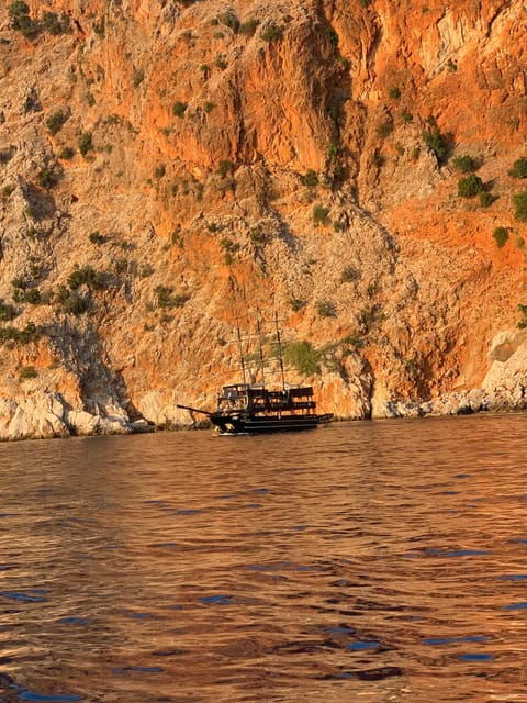 Evening Tour Party, Dance, Foam and Fun - Onboard Amenities and Experience