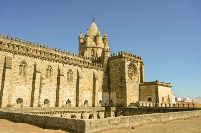 Évora and Reguengos De Monsaraz Castle, Full Day, From Lisbon - Group Size and Accessibility