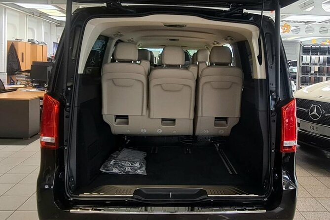 Exclusive Green Airport Limousine Service - Accessibility Options for Passengers